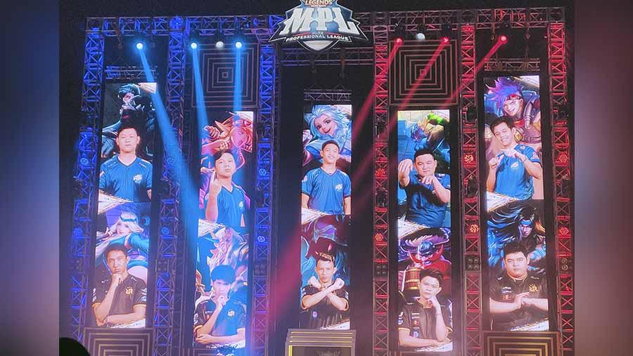 Para pemain EVOS Legend (atas) dan RRQ Hoshi (bawah). Kedua tim akan bertemu di playoff MPL Indonesia Season 9.