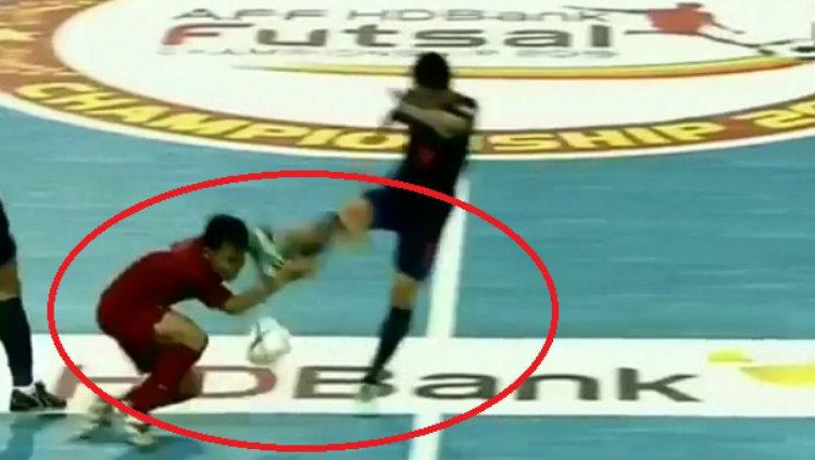 Tendangan pemain Thailand yang mengenai kepala pemain Timnas Futsal Indonesia di Final Piala AFF Futsal 2019. - INDOSPORT