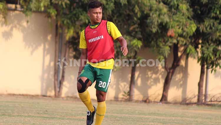 Pemain Persebaya Surabaya, Osvaldo Haay saat latihan di Lapangan Polda Jatim, Minggu (27/10/19). - INDOSPORT
