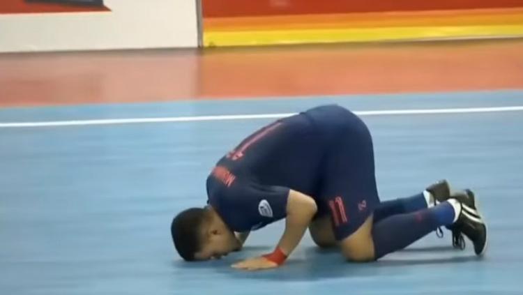 Muhammad Osamanmusa, pemain muslim Timnas Thailand saat melakukan selebrasi. - INDOSPORT