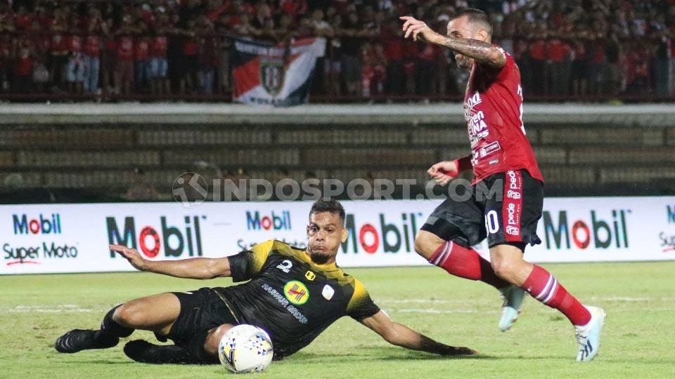 Bek Barito Putera, Cassio De Jesus berusaha membuang bola dalam lanjutan Shopee Liga 1 2019 di Stadion Kapten I Wayan Dipta, Gianyar, Minggu (27/10/19). - INDOSPORT