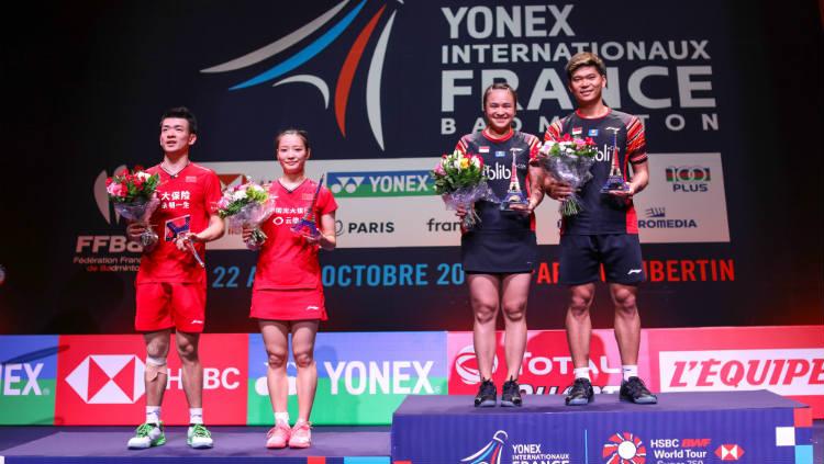 Ganda campuran Indonesia Praveen Jordan/Melati Daeva Oktavianti dan Zheng Siwei/Huang Yaqiong di panggung perayaan French Open 2019, Minggu (27/10/19).