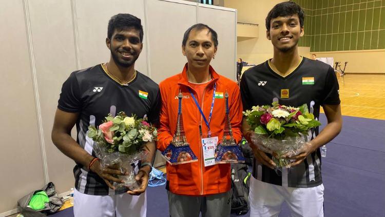 Pelatih bulutangkis Indonesia, Flandy Limpele, bersama ganda putra India Satwiksairaj Rankireddy/Chirag Shetty.
