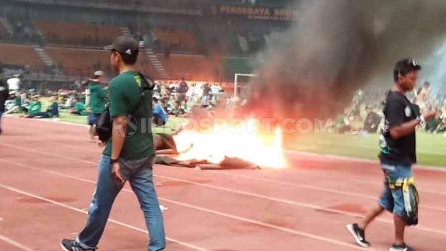 Kerusuhan suporter terjadi usai pertandingan selesai antara Persebaya Surabaya vs PSS Sleman di Liga 1, (29/10/19). Copyright: Roihan Susilo Utomo/INDOSPORT