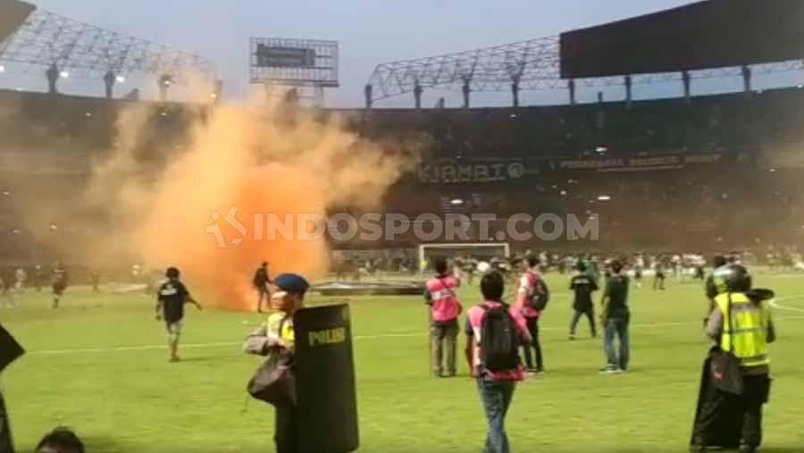Kerusuhan suporter terjadi usai pertandingan selesai antara Persebaya Surabaya vs PSS Sleman di Liga 1, (29/10/19). Copyright: Fitra Herdian/INDOSPORT