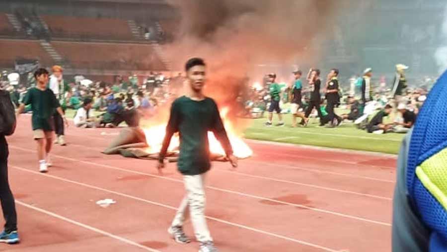 Kerusuhan suporter terjadi usai pertandingan selesai antara Persebaya Surabaya vs PSS Sleman di Liga 1, (29/10/19). Copyright: Roihan Susilo Utomo/INDOSPORT