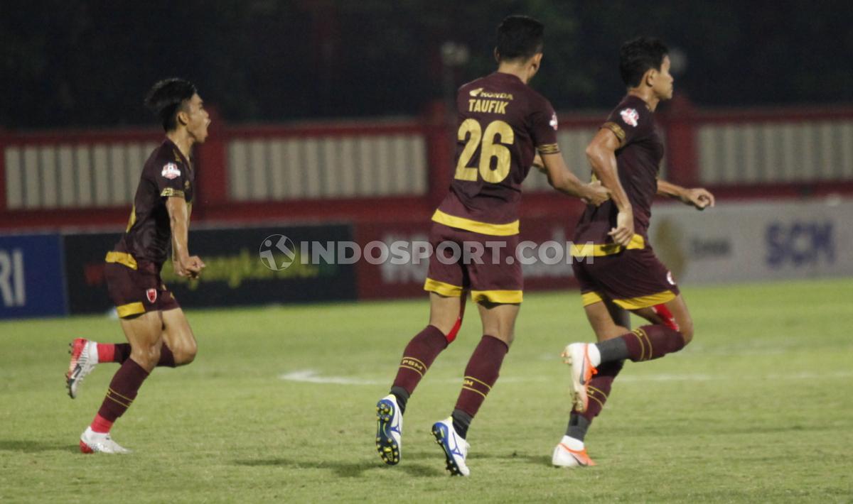 Selebrasi pemain PSM Makasar usai mencetak gol ke gawang Bhayangkara FC di Liga 1, Selasa (29/10/19).