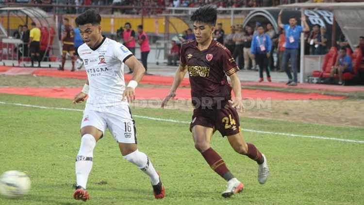 Aksi Rizky Eka Pratama melawan Madura United dalam pertandingan Liga 1 2019.