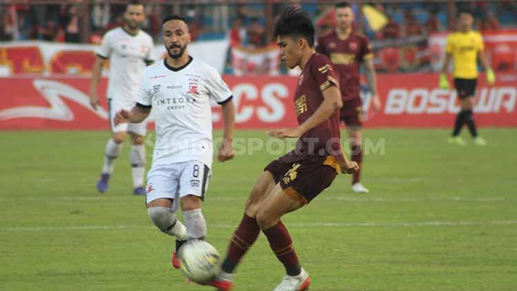 Aksi wonderkid PSM Makassar, Rizky Eka Pratama melawan Madura United di Liga 1.