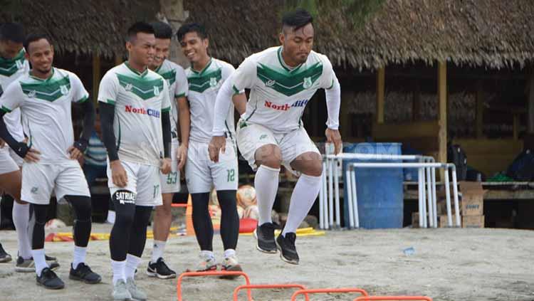 Skuat PSMS Medan berlatih di Pantai Cermin, Serdang Bedagai, Kamis (31/10/2019). Copyright: Aldi Aulia Anwar/INDOSPORT