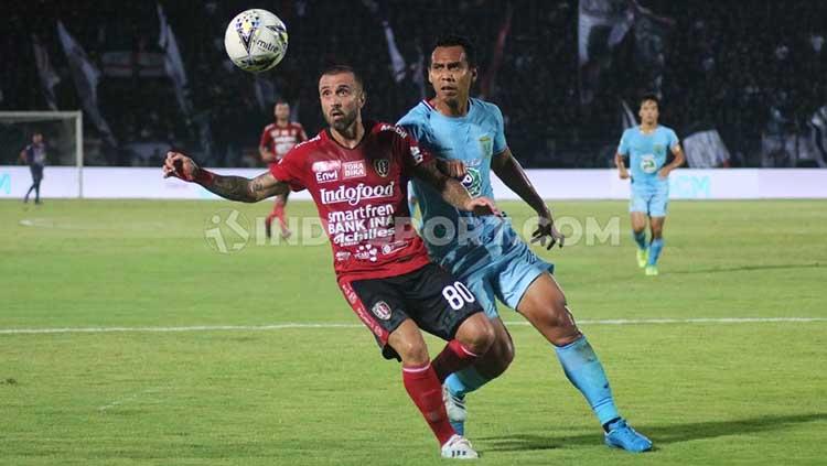 Gelandang Persela Lamongan, Lucky Wahyu mengawal ketat pergerakan gelandang Bali United, Paulo Sergio dalam laga pekan ke-26 Shopee Liga 1 2019 di Stadion Kapten I Wayan Dipta, Gianyar, Kamis (31/10/19). Copyright: Nofik Lukman Hakim/INDOSPORT