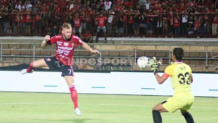 Sundulan Melvin Platje akhirnya berbuah gol untuk Bali United dalam laga pekan ke-26 Shopee Liga 1 2019 di Stadion Kapten I Wayan Dipta, Gianyar, Kamis (31/10/19). Copyright: Nofik Lukman Hakim/INDOSPORT