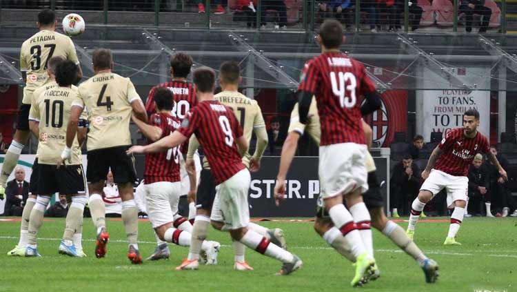 Suso menjadi algojo tendangan bebas yang berujung gol pada laga AC Milan vs SPAL di Serie A 2019/2020, Jumat (01/11/19). Copyright: Twitter/@acmilan