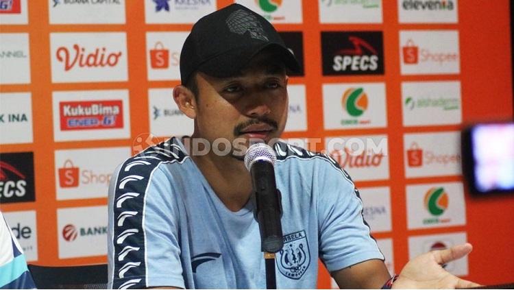Bek Persela Lamongan, Arif Satria, dalam jumpa pers pasca-laga Liga 1 2019. Foto: Nofik Lukman Hakim