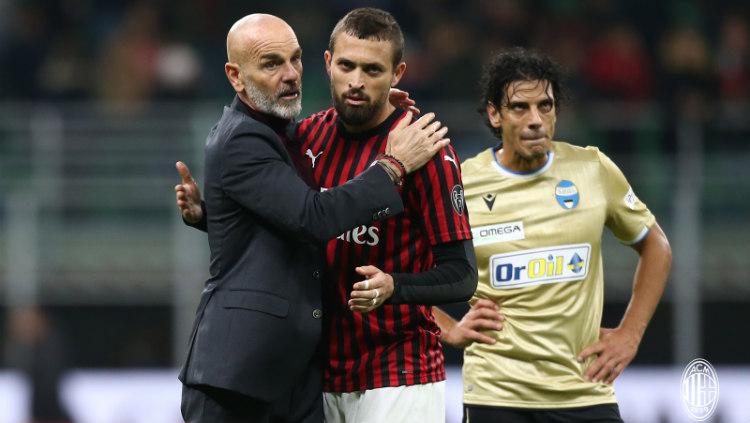 Stefano Pioli memeluk Leo Duarte usai pertandingan Serie A Italia antara AC Milan vs SPAL.