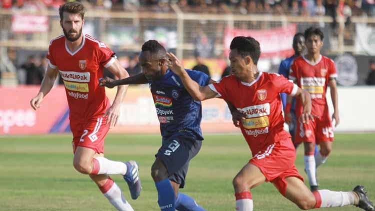 Dua pemain Badak Lampung FC tengan berduel dengan Ricky Kayame Copyright: aremafcofficial