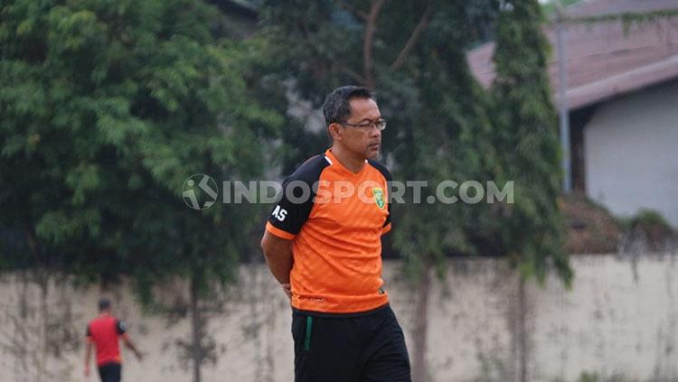 Aji Santoso memimpin Persebaya Surabaya latihan di Lapangan Polda Jatim menjelang laga Liga 1 2019, Jumat (1/11/19).