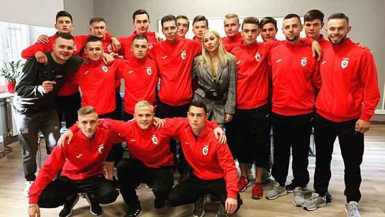 Dalam sesi potret tim FC Lion bersama Irina Morozyuk sebagai presiden klub.