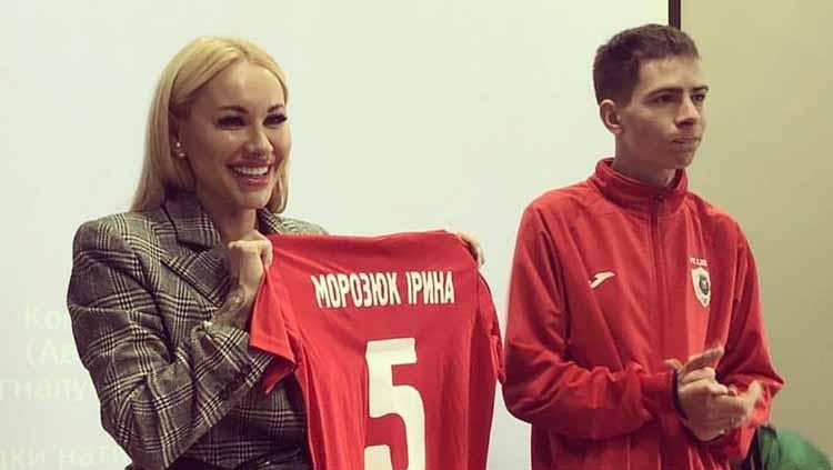 Irina Morozyuk sebagai presiden klub FC Lion memperkenalkan jersey anyar kepada publik.