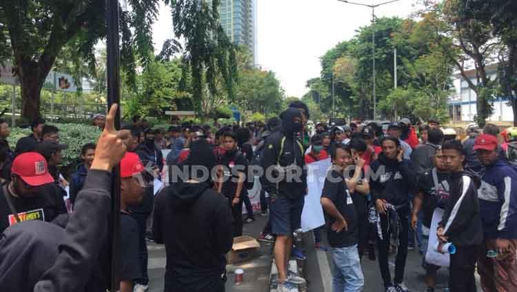 Caketum Vijaya Fitriyasa menemui suporter