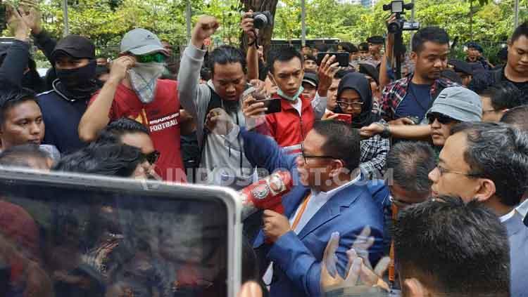 Suporter dan Sarman El Hakim melancarkan unjuk rasa saat Kongres PSSI, Sabtu (02/11/19). Coro Mountana/INDOSPORT. - INDOSPORT