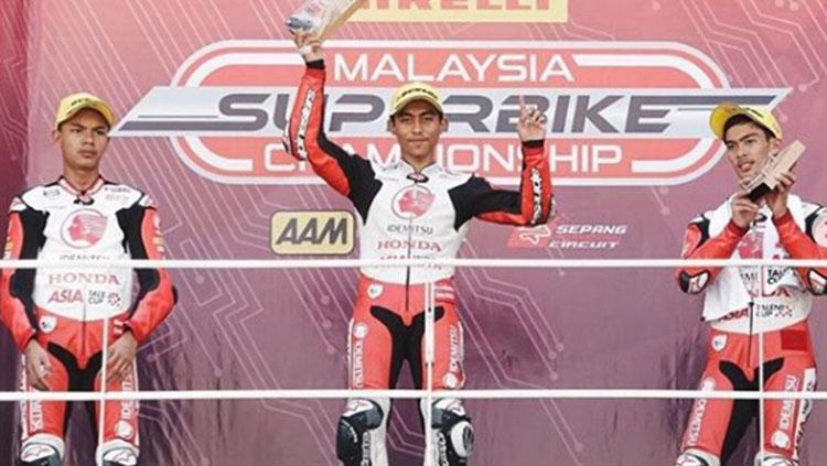 Afridza Munandar (tengah, pembalap Indonesia yang meninggal dunia kala naik podium juara Copyright: Instagram Afridza Munandar