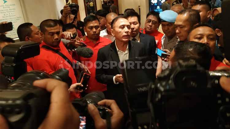 Ketum PSSI 2019-2023 terpilih, Mochamad Iriawan alias Iwan Bule menemui awak media.