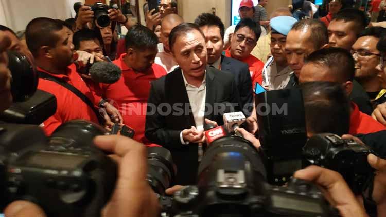 Ketum PSSI 2019-2023 terpilih, Mochamad Iriawan alias Iwan Bule menemui awak media.