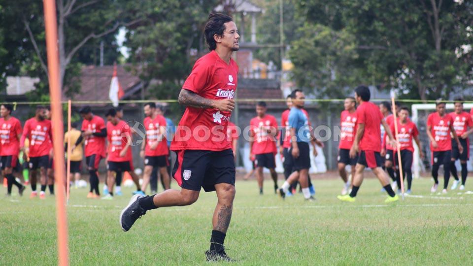 Winger Bali United, Irfan Haarys Bachdim saat menjalani latihan terpisah di Lapangan Trisakti Legian, Badung, Sabtu (02/11/19) sore Copyright: Nofik Lukman Hakim/INDOSPORT