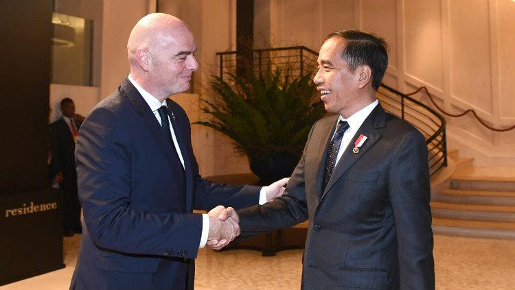 Pertemuan Presiden FIFA, Gianni Infantino bertemu Presiden Jokowi di Bangkok. - INDOSPORT