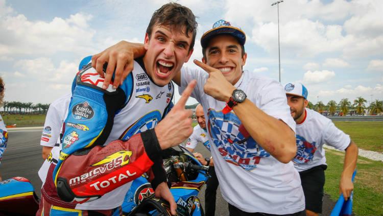 Marc Marquez (kanan) buka suara soal bergabungnya sang adik, Alex Marquez, ke tim Repsol Honda. - INDOSPORT