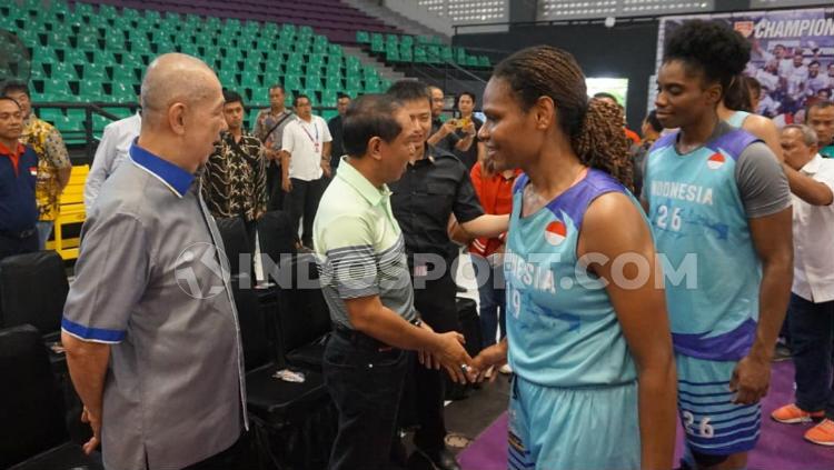 Menpora Zainudin Amali saat mengunjungi pelatnas Timnas Indonesia bola basket putri, pada Minggu (03/11/10). - INDOSPORT