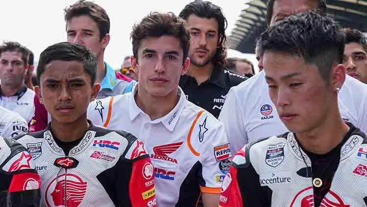 Marc Marquez mengikuti sesi mengheningkan cipta untuk Afridza Munandar di Sirkuit Sepang, Malaysia, Mingu (03/11/19).