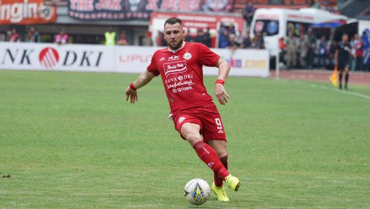 Diperkirakan striker Persija Jakarta Marko Simic punya nilai transfer yang tak sebanding sama pemain Papua Nugini-Jerman Felix Komolong. - INDOSPORT