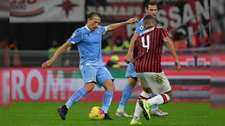 Situasi pada laga AC Milan vs Lazio di Serie A 2019/2020, Senin (04/11/19). Copyright: Twitter/@SempreMilanCom