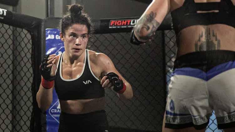 Petarung MMA Wanita, Chelsea Hackett, mampu berikan