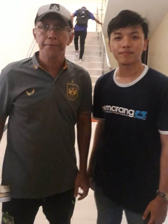 Jurnalis INDOSPORT, Alvin Syaptia Pratama, bersama legenda sepak bola Indonesia, Bambang Nurdiansyah. Copyright: INDOSPORT