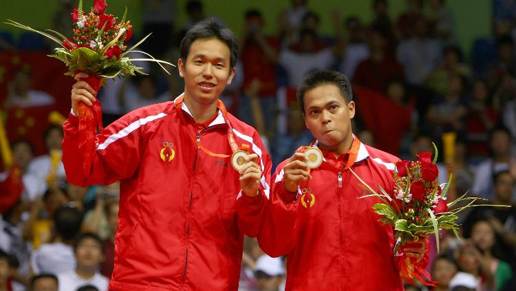 Markis Kido/Hendra Setiawan saat mendapat medali emas Olimpiade Beijing 2008.