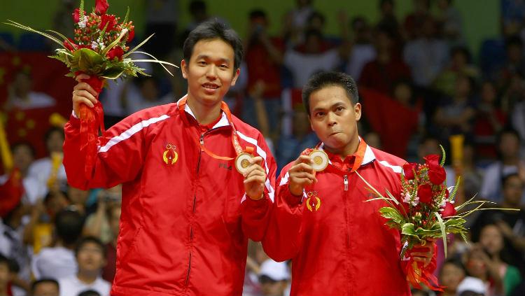 Markis Kido/Hendra Setiawan saat mendapat medali emas Olimpiade Beijing 2008. Foto: Lars Baron/Getty Images. - INDOSPORT