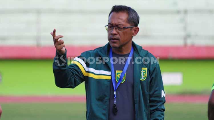 Aji Santoso memimpin latihan Persebaya Surabaya menjelang laga Liga 1 2019 di Stadion Gelora Delta Sidoarjo. Senin (4/11/19).