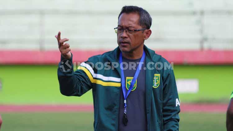 Aji Santoso memimpin latihan Persebaya Surabaya menjelang laga Liga 1 2019 di Stadion Gelora Delta Sidoarjo. Senin (4/11/19). - INDOSPORT