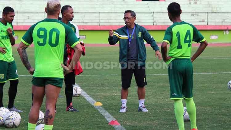 Aji Santoso memimpin latihan Persebaya di Stadion Gelora Delta, Sidoarjo. Senin (4/11/19). Copyright: Fitra Herdian/INDOSPORT