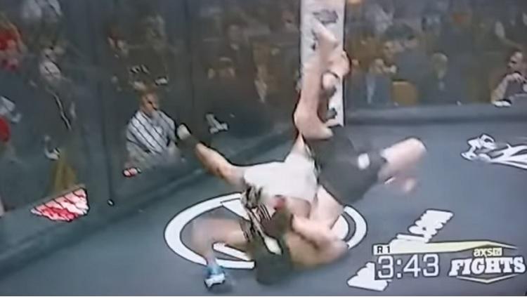 Petarung MMA, Timothy Woods, dalam sebuah pertandingan. - INDOSPORT