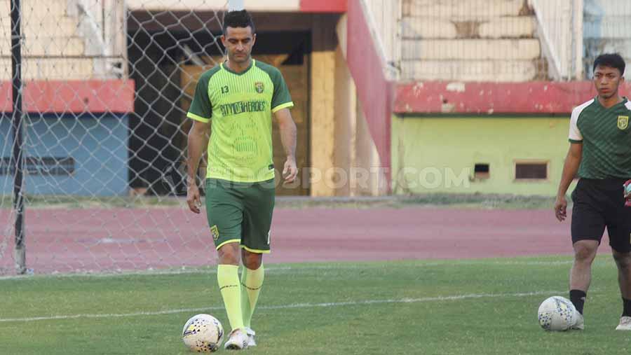 Manajemen klub Liga 1 Persebaya Surabaya belum memberikan kontrak baru maupun berbincang soal masa depan Otavio Dutra untuk musim depan. - INDOSPORT