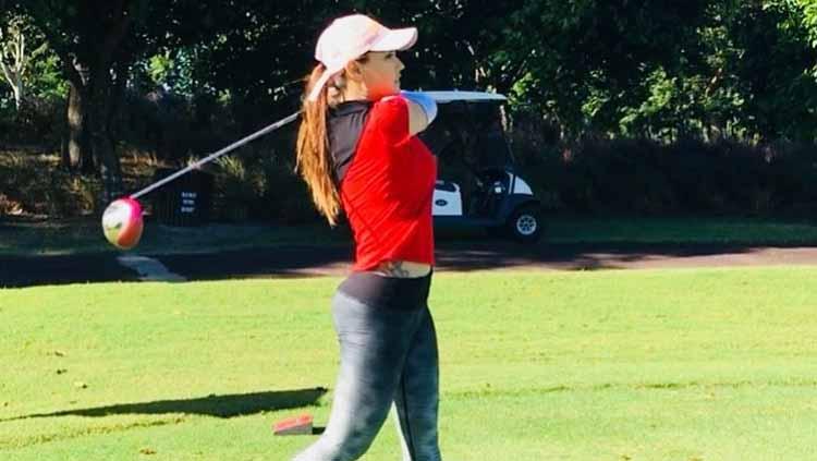 Maria Ozawa tengah memukul dan bermain golf di salah satu tempat.