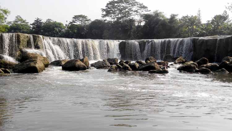 Curug Parigi terletak di Kampung Parigi, Kelurahan Cikiwul, Kecamatan Bantar Gebang, Kota Bekasi, Jawa Barat. Copyright: ksmtour.com