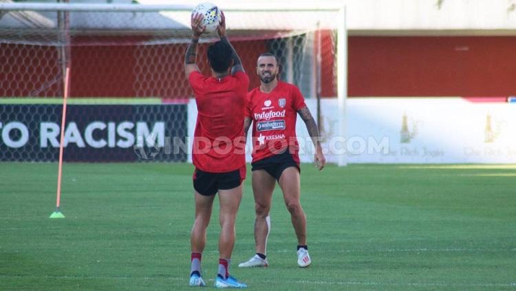 Gelandang Bali United, Paulo Sergio, bersama Stefano Lilipaly saat mengikuti sesi uji lapangan di Stadion Maguwoharjo, Selasa (5/11/19). Foto: Nofik Lukman Hakim