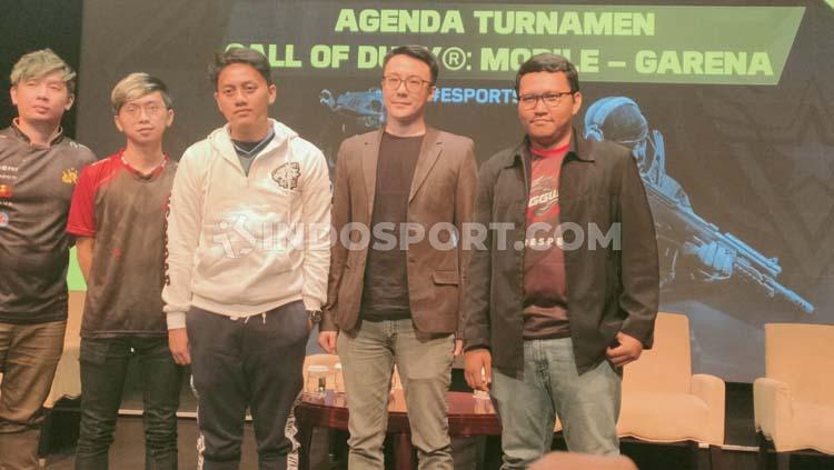 Tierison (dua dari kiri) hadir di pembukaan turnamen Call of Duty: Mobile (CoDM) Major Series 2019 di Jakarta, Senin (04/11/19).