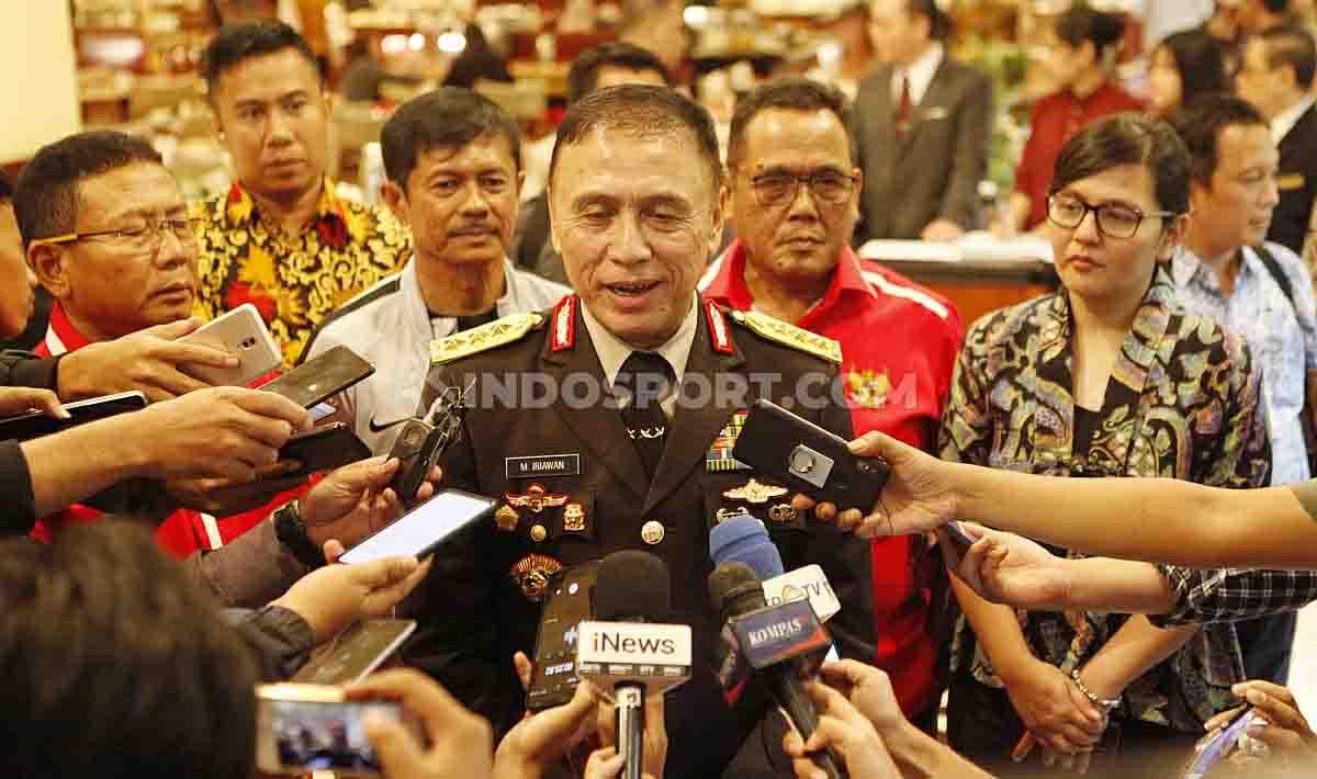 Kunjungan Ketum PSSI, Mochamad Iriawan atau Iwan Bule ke skuat Timnas Indonesia U-23 di Hotel Sultan Senayan, Jakarta, Rabu (06/11/19).