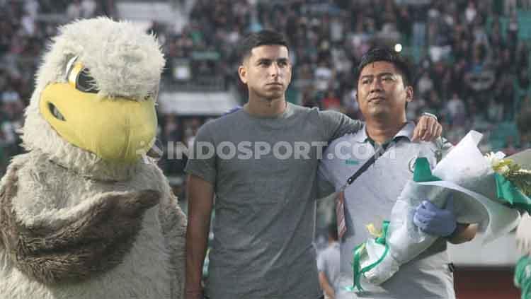 Gelandang PSS Sleman, Brian Ferreira mengucapkan salam perpisahan kepada seluruh suporter setelah mengalami cedera robek otot perut dalam dan harus absen hingga akhir musim. Brian berencana pulang ke Argentina untuk proses penyembuhan. Copyright: Ronald Seger Prabowo/INDOSPORT